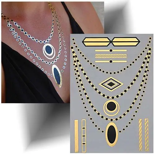 Tatouage métallisé doré avec des motifs de colliers et de bagues appliqué sur la peau, créant un effet bijou de peau scintillant.