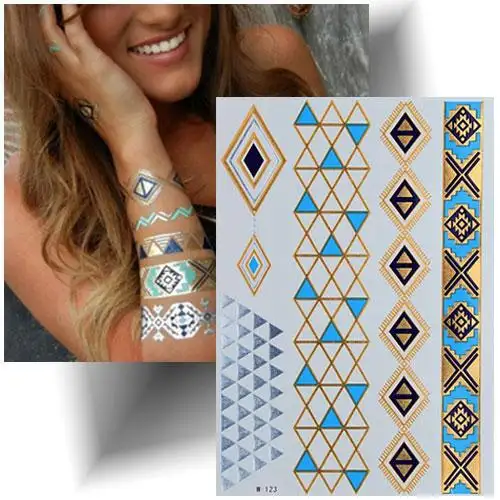 Tatouage éphémère bracelet bleu métallisé effet bijou de peau.