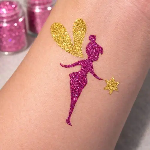 Tatouage pailleté temporaire réalisé avec une colle spéciale peau, des paillettes et un pochoir adhésif.
