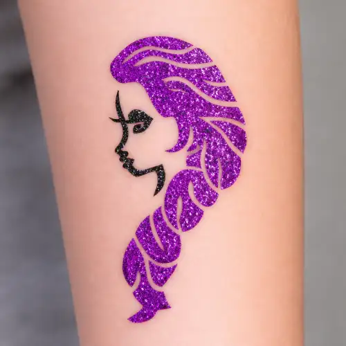 Tatouage pailleté chanteuse K sur peau, réalisé avec pochoir adhésif, colle cosmétique et paillettes scintillantes, parfait pour fêtes et événements créatifs.