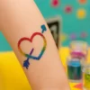 Tatouage paillette réalisé avec le pochoir cœur avec la flèche.