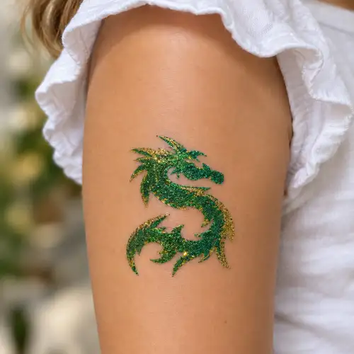 Tatouage pailleté représentant un dragon chinois, réalisé avec des paillettes, de la colle cosmétique et un pochoir.