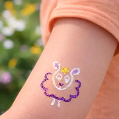 Tatouage temporaire pailleté en forme de mouton, réalisé avec un pochoir adhésif, de la colle à paillettes et des paillettes cosmétique.