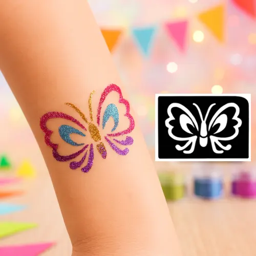 Tatouage pailleté en forme de papillon, réalisé avec un pochoir adhésif.