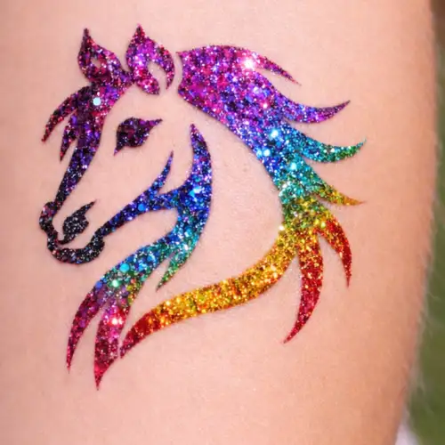 Tatouage pailleté cheval réalisé avec pochoir adhésif, colle cosmétique et paillettes cosmétiques scintillantes.