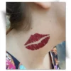 Tatouage paillette de lèvres réalisé avec un pochoir adhésif.