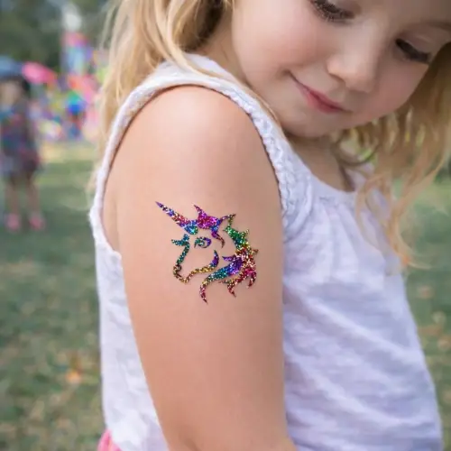 Tatouage temporaire licorne pailletée multicolore. Un motif magique et scintillant qui fait briller les yeux des enfants, parfait pour les fêtes, anniversaires et animations.
