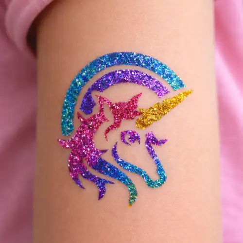 Tatouage éphémère licorne pailletée sur la peau, réalisé avec pochoir adhésif, paillettes cosmétiques et colle pour la peau, parfait pour enfants et fêtes.