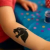 Tatouage pailleté panthère, réalisé avec des paillettes noires