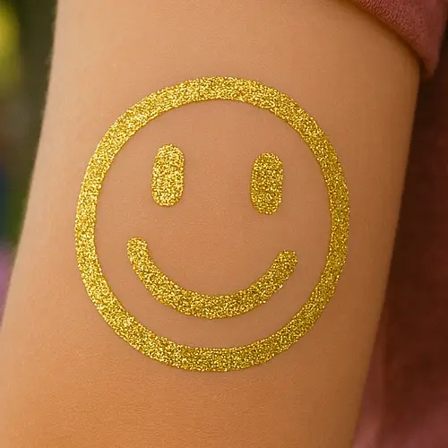Tatouage pailleté Smiley Cool – réalisé avec pochoir adhésif, colle cosmétique et paillettes.