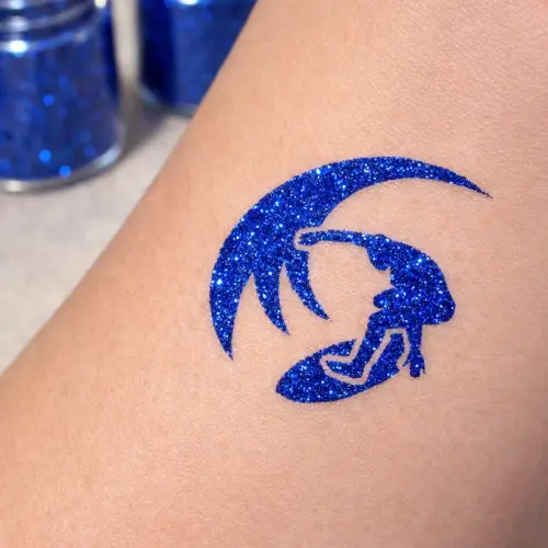Tatouage éphémère pailleté représentant un surfeur sur une vague, réalisé avec un pochoir avec de la colle cosmétique et des paillettes scintillantes.