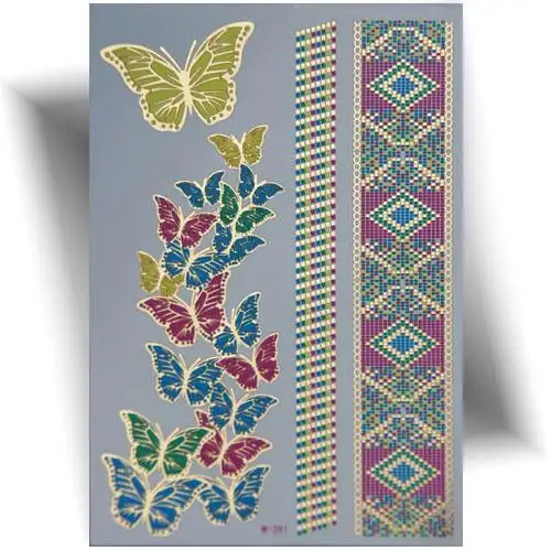 Tatouage papillons et bracelets dorés