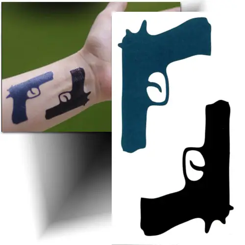 Tatouage éphémère minimaliste avec deux pistolets noir et bleu.