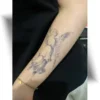 Tatouage semi-permanent ange, teinte bleu nuit réaliste, tenue de 8 à 15 jours, parfait pour le bras ou le mollet.