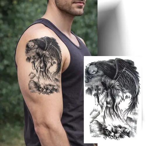 Tatouage temporaire représentant la faucheuse en noir et gris, symbole de dualité entre la vie et la mort.