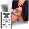 Tatouage temporaire jarretière noire avec des motifs de dentelle et des nœuds, idéal pour sublimer vos jambes et ajouter une touche sexy à votre look.